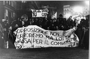  milano  giovani antifascisti in piazza duomo  
